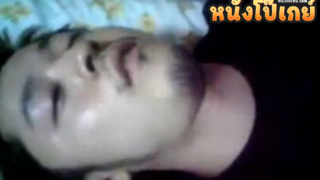 คลิปโป๊เกย์ ลักหลับชายแท้ไทยของจริง หนุ่มนครสวรรค์เมาเบียร์เผลอหลับโดนเพื่อนเกย์ถกกางเกงดูดควยไป1บ๊วบถ่ายคลิปไว้แบล็คเมล์
