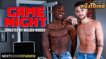 คลิปโป๊เกย์ NextDoorStudios – Beaux Banks วัยรุ่นฝรั่งเงี่ยนควย เล่นเกมส์กับเพื่อนๆ ในบ้าน ก่อนคนนึงจะขอตัวไปนอน เลยจับหนุ่มนิโกรหุ่นฟิตๆ มาเย็ด ควักควยโม๊กสดแหกตูดเลีย แล้วจัดหนักเย็ดสดรูตูดกระแทกไม่ยั้ง ล่อจนน้ำแตกชักว่าวน้ำพุ่ง