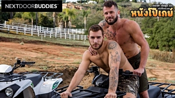 คลิปโป๊เกย์ Johnny Hill และ Carter Woods สองหนุ่มรอยสักหุ่นล่ำ สาวกไม้ป่าเดียวกันพากันอัดถั่วดำ ดูดปากแลกลิ้น แล้วจับโม๊กควยเลียตูด ก่อนแหกตูดเย็ดกดมิดลำควย ผลัดกันโดนทะลวงตูด เย็ดไปชักว่าวไปน้ำแตกพร้อมๆ กัน – NextDoorBuddies