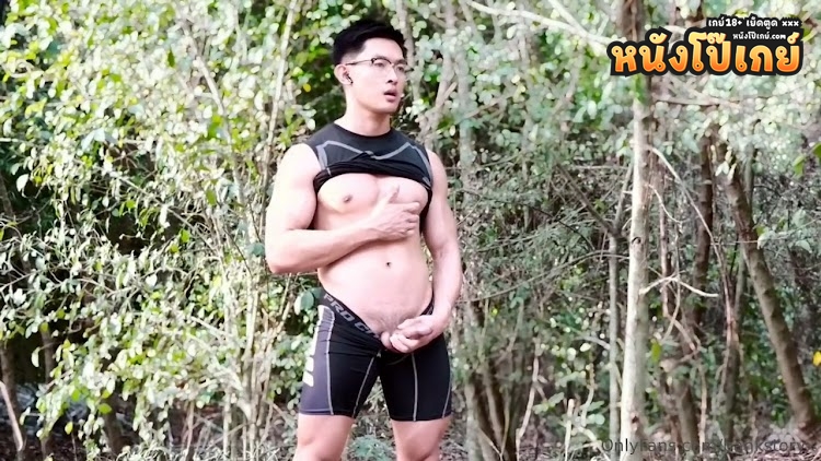 คลิปโป๊เกย์ Onlyfans หนุ่มแบงค์ bankstoryx นายแบบหล่อตี๋รักสุขภาพ ไปวิ่งออกกำลังกายในป่าแล้วเงี่ยน ก็ชักว่าวปลดปล่อยสักน้ำกลางป่า outdoor