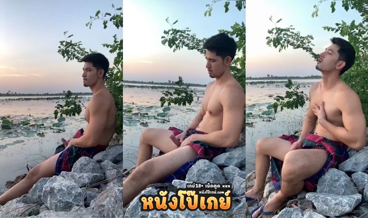 คลิปโป๊เกย์ romephanuphong Onlyfans หนุ่มโรม ภานุพงศ์ นายแบบเกย์คนดังนั่งเหงาๆริมบึง เหงาจนเงี่ยน ควักควยใหญ่ๆมาชักว่าวเสียวๆริมสระ เงี่ยนจนน้ำแตกเยิ้มๆคาควย